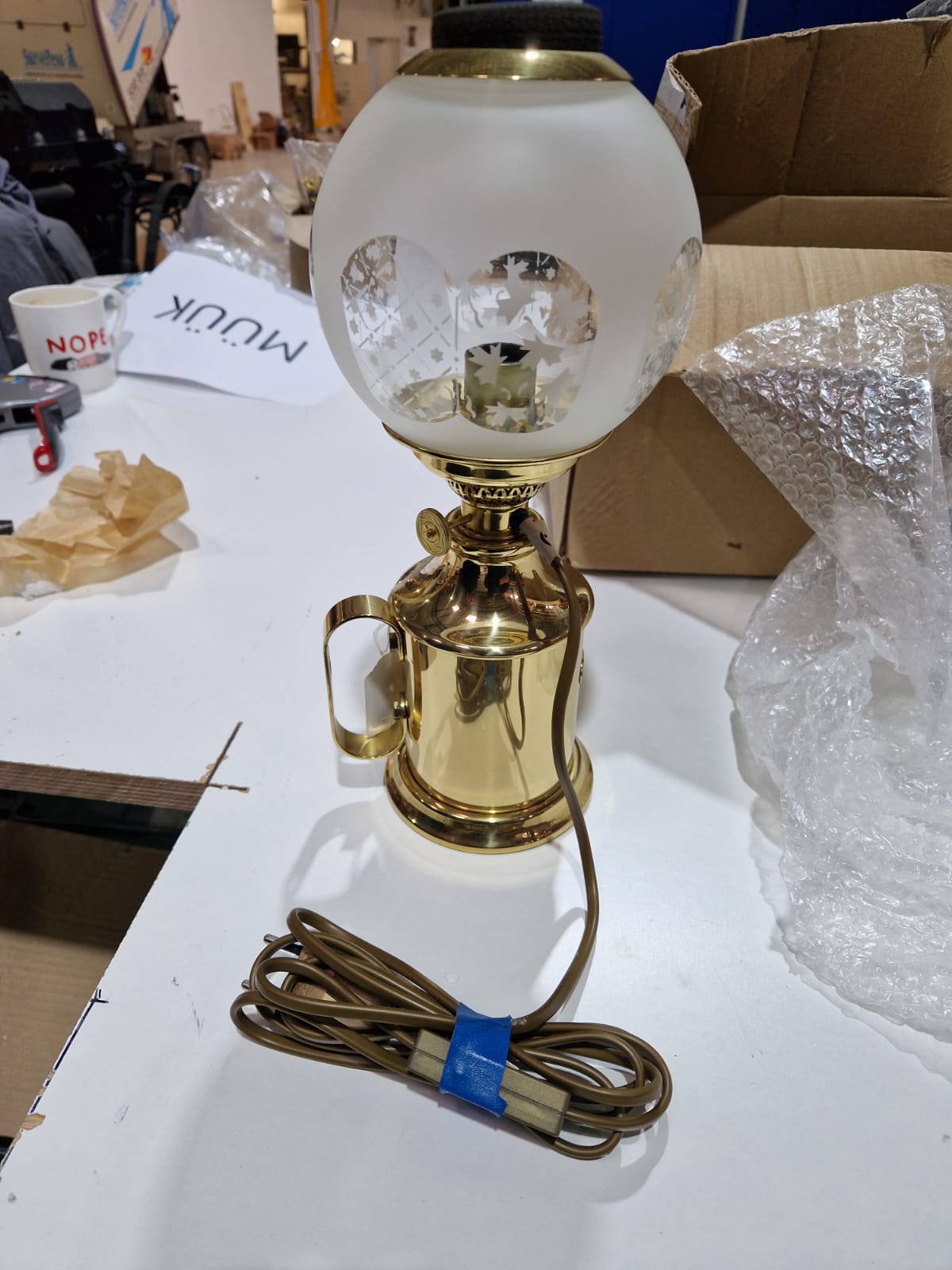 Galda lampa ar stikla kupolu – attēls 3