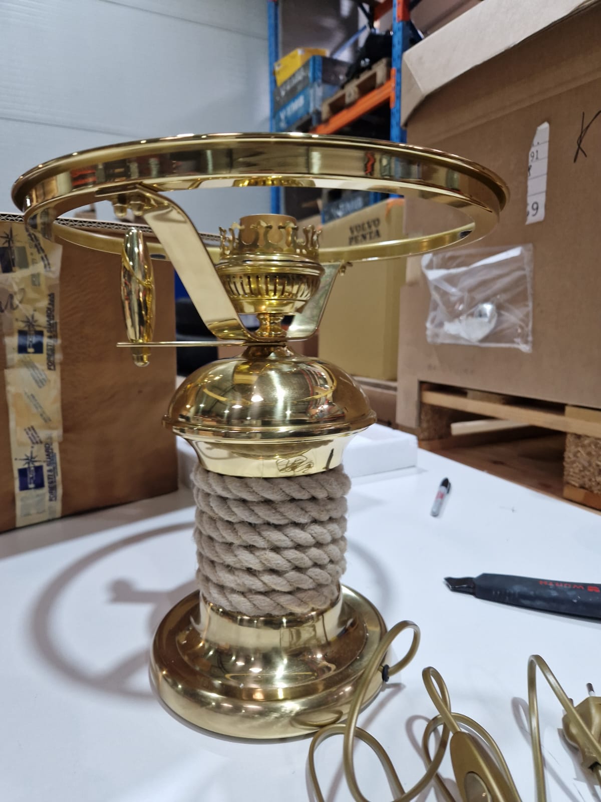 Galda lampa ar vadu