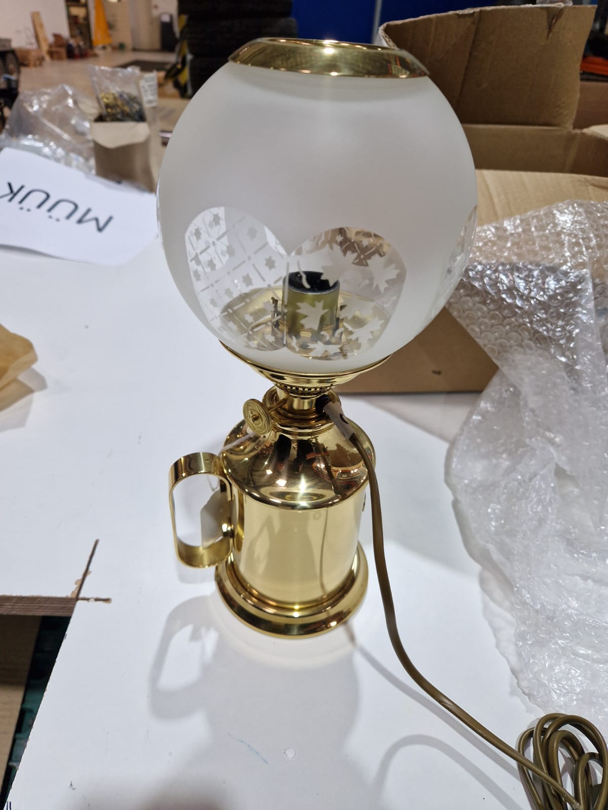 Galda lampa ar stikla kupolu