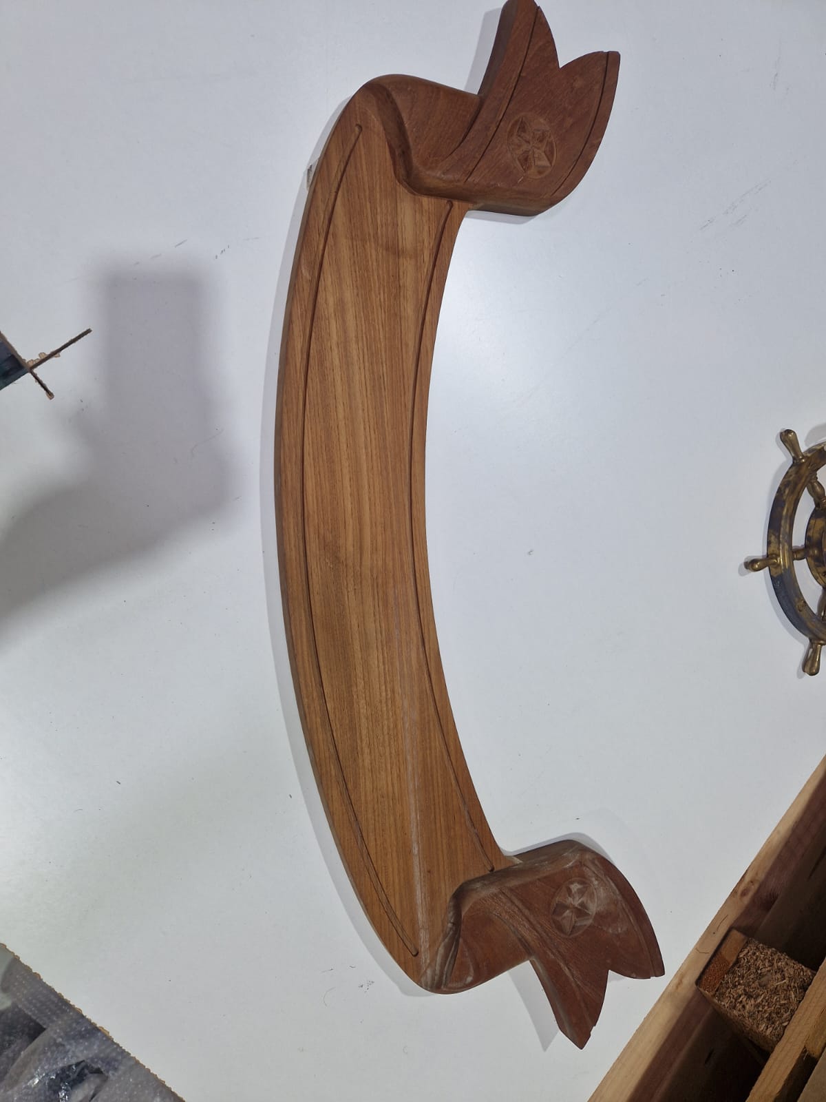 Tīkkoka nosaukuma plāksne pakaļgalam